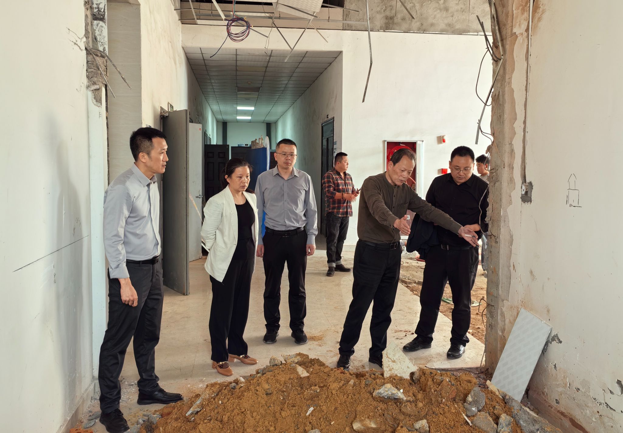 张兴旺检查智造科学馆电梯工程施工情况